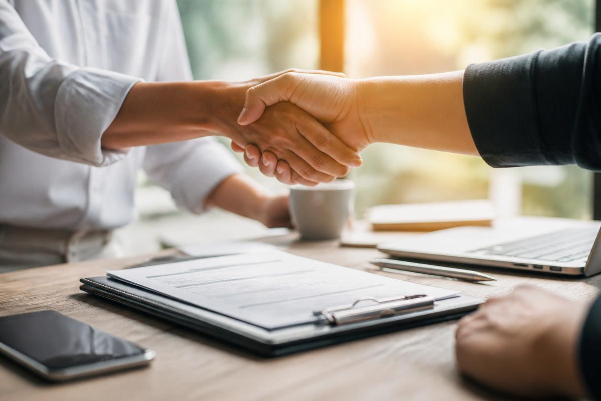 Primeros clientes: cómo cobrar y facturar sin improvisar